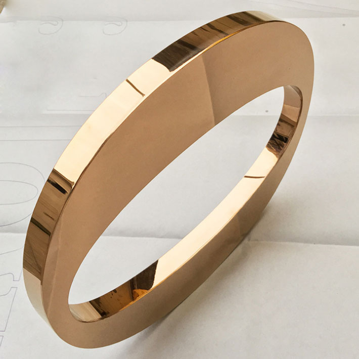 雕刻出來的字母 雕刻出來的字母