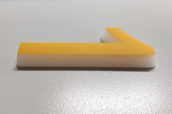 得馬-Z3高速巡邊雕刻機(jī)加工的亞克力 得馬-Z3高速巡邊雕刻機(jī)加工的亞克力