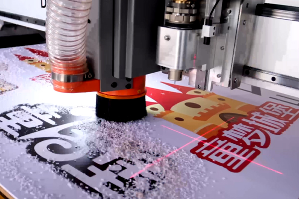 得馬-Z3高速巡邊雕刻機巡邊切割中 得馬-Z3高速巡邊雕刻機巡邊切割中