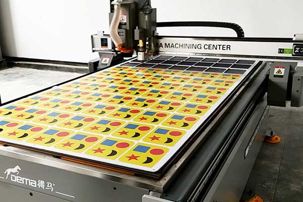 加工中的得馬Z3高速巡邊雕刻機 加工中的得馬Z3高速巡邊雕刻機