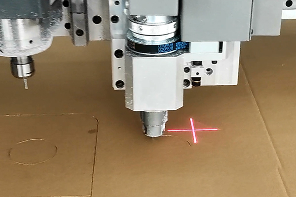 得馬Z3高速巡邊雕刻機(jī)切割瓦楞紙 得馬Z3高速巡邊雕刻機(jī)切割瓦楞紙