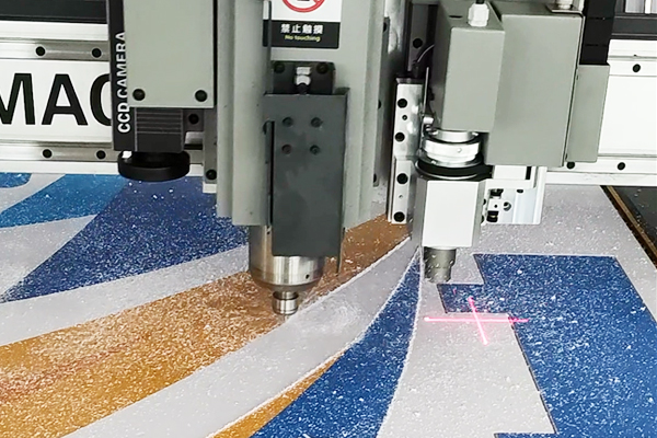 得馬Z3高速巡邊雕刻機巡邊裁切KT板 得馬Z3高速巡邊雕刻機巡邊裁切KT板