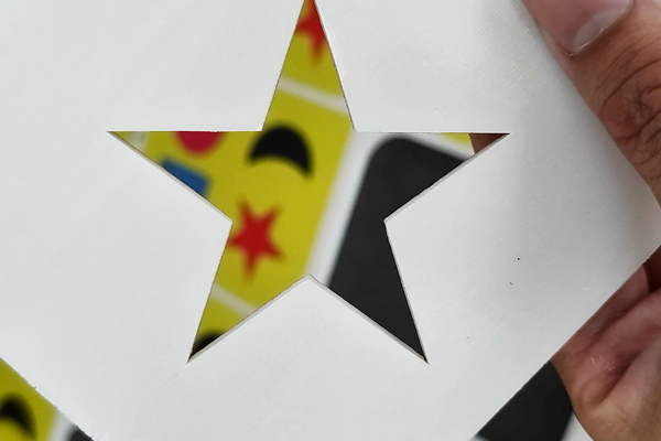 得馬Z3高速巡邊雕刻機(jī)切割的KT板 得馬Z3高速巡邊雕刻機(jī)切割的KT板