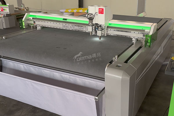 得馬F11高速裁切機(jī)